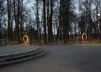 Miesto sode sužibo šviečiančios sūpynės