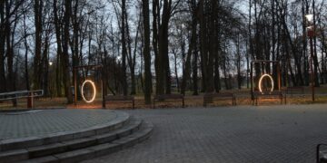 Miesto sode sužibo šviečiančios sūpynės