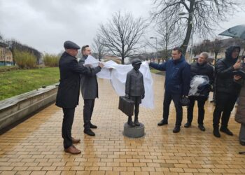 Šakių miesto skvere atidengtas paminklas žydų tautos atminimui