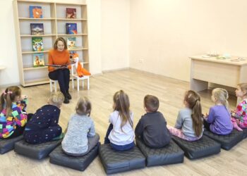 Šakiuose bibliotekoje organizuoti sensoriniai skaitymai vaikams „Apie lapę ir jos paslaptis“