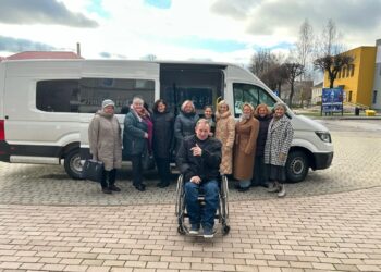 Šakiuose pristatytas naujai įsigytas specialiai asmenims su negalia pritaikytas autobusiukas