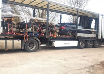 Vilkiko puspriekabėje – britų policijos ieškomas apynaujis BMW ir keliolika automobilių variklių