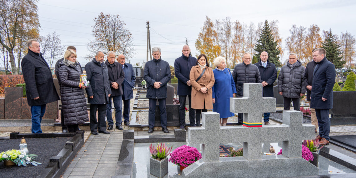 Žvakių šviesoje pagerbtas anapilin išėjusių Marijampolei nusipelniusių žmonių atminimas