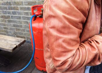 Keičiant dujų balioną apdegė vyras