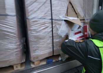 Pasienyje su Lenkija MKT pareigūnai sulaikė vilkiką, pilną 2,3 mln. eurų vertės nelegalių cigarečių