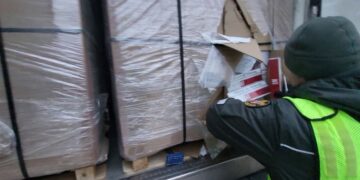 Pasienyje su Lenkija MKT pareigūnai sulaikė vilkiką, pilną 2,3 mln. eurų vertės nelegalių cigarečių