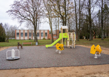 Padovinio kaime įrengta moderni vaikų žaidimų aikštelė