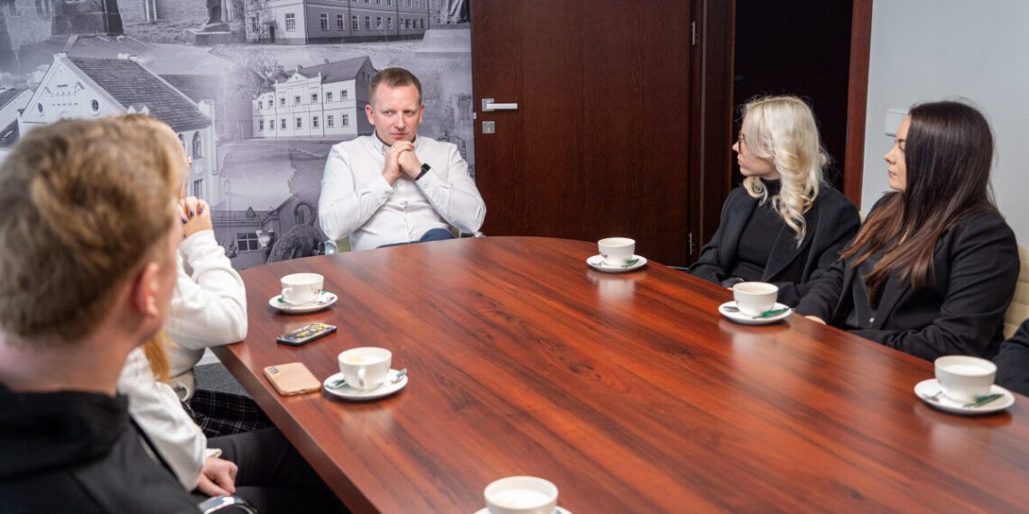 Marijampolės savivaldybės administracijoje apsilankė MRU Sūduvos akademijos studentų atstovybės nariai