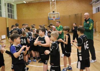 Kalvarijos vaikus aplankė krepšinio legendos Valdemaras Chomičius ir Virginijus Praškevičius