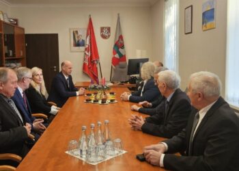 Susitikimo tradicijos tęsiamos: dabartiniai ir buvę savivaldybės vadovai aptarė praeitį ir dabartį