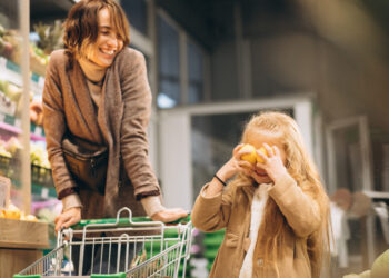 Į maisto prekių parduotuvę – su vaiku: ar tai gali būti maloni patirtis?