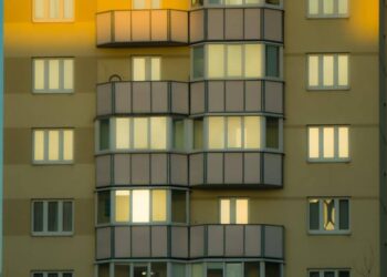 Kaip balkonų stiklinimas atsiperka per ilgesnį laiką? Atsako specialistas