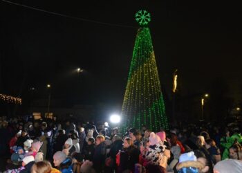 Kybartuose įžiebta Kalėdų eglutė