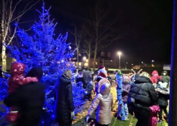 Sintautuose švenčių sezonas pradėtas vaikų žaidimų aikštelės atidarymu ir Kalėdinės eglutės įžiebimu