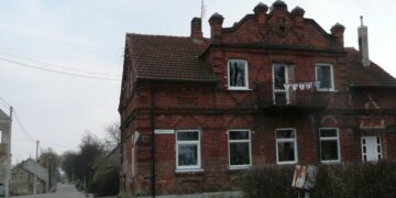 Tolumoje kairėje - evangelikų liuteronų bažnyčia Virbalyje