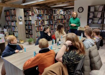 Vaikai susipažino su liejimo epoksido derva technika