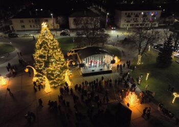 Vilkaviškyje suspindo Kalėdinė eglė