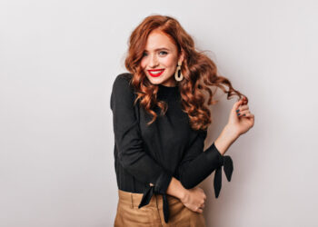 Mergina garbanotais plaukais