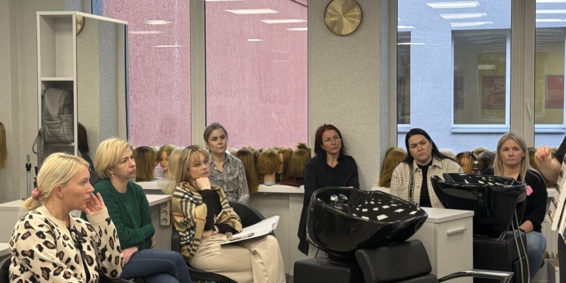 Kirpėjo profesijos mokinės sėmėsi žinių