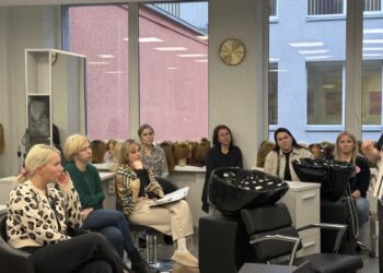 Kirpėjo profesijos mokinės sėmėsi žinių