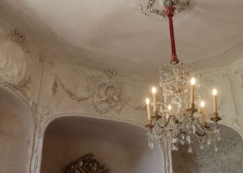 1775 m. iškilusio dvaro Prancūzijoje vonios kambarys dekoruotas identiško dydžio erotais kaip Paežerių rūmų miegamajame