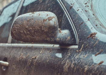 Purvu aptaškytas automobilis