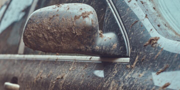 Purvu aptaškytas automobilis