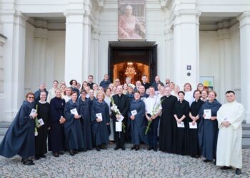 Grigališkojo choralo savaitės MARIJAMPOLĖ 2024 dalyviai po baigiamojo koncerto Marijampolės bazilikoje