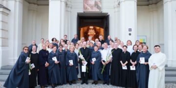 Grigališkojo choralo savaitės MARIJAMPOLĖ 2024 dalyviai po baigiamojo koncerto Marijampolės bazilikoje