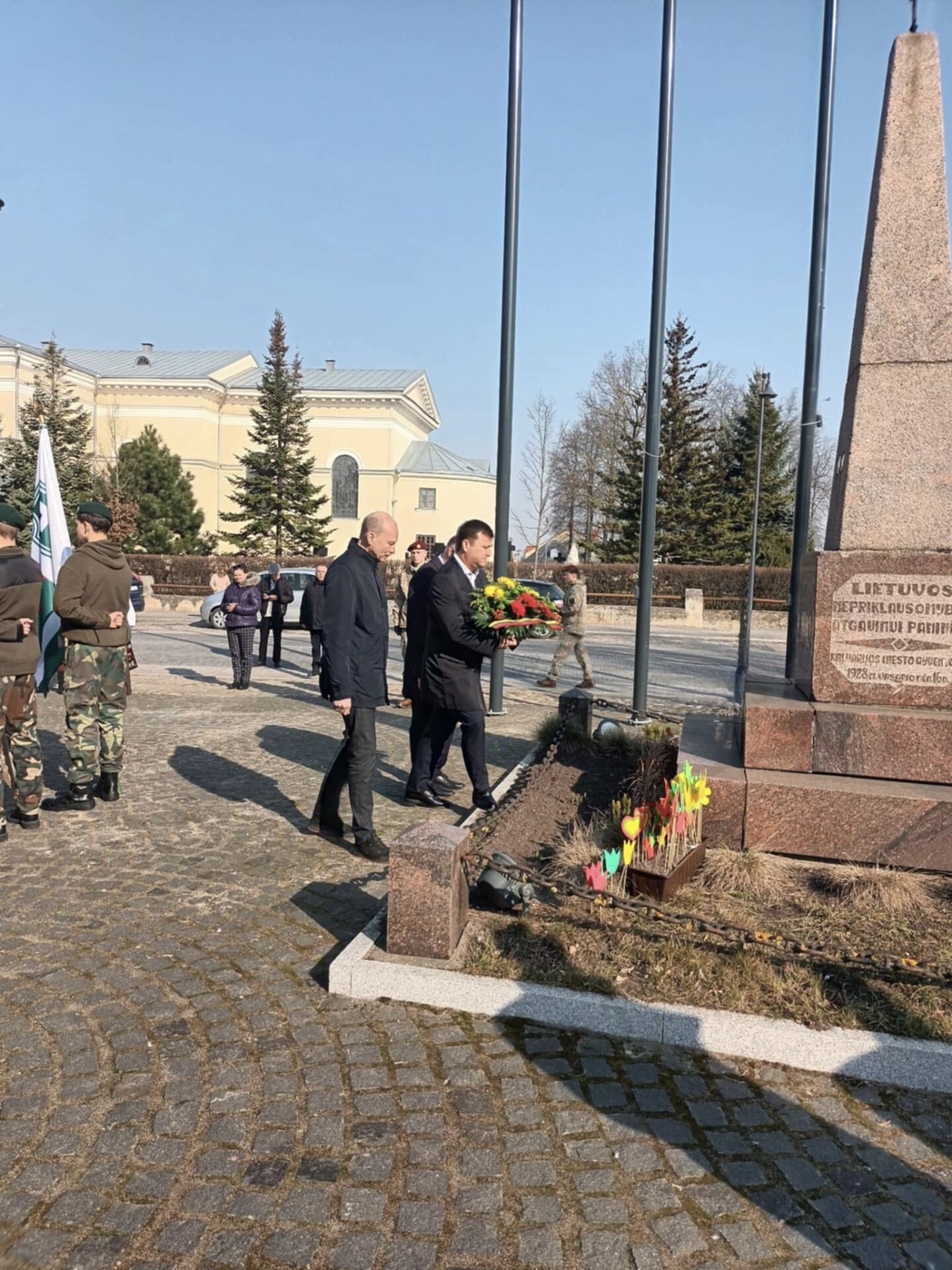 Gėlių padėjimas prie Nepriklausomybės paminklo Kalvarijoje