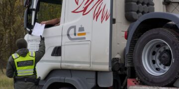 Pasieniečiai pričiupo tolimųjų reisų vairuotoju Lietuvoje dirbantį indą, kurio vairuotojo pažymėjimas – padirbtas