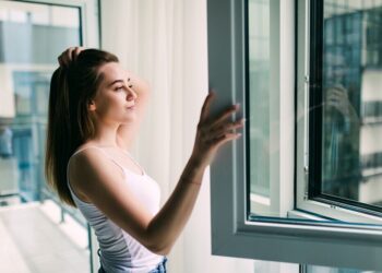 Triukšmas, šaltis ar sunkiai užsidaranti rankena? Kas išduoda, kad langui reikia pagalbos