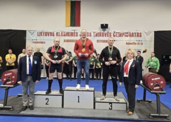 Apdovanojimai: iš kairės stovi J. Buitkus, P. Mikutavičius, V. Kanapinskas, M. Lingė, S. Katutytė