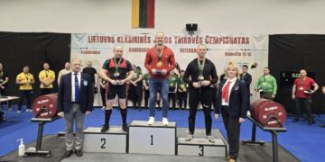 Apdovanojimai: iš kairės stovi J. Buitkus, P. Mikutavičius, V. Kanapinskas, M. Lingė, S. Katutytė