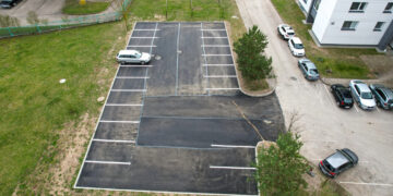 Atnaujinta pirmoji automobilių stovėjimo aikštelė