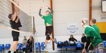 Kazlų Rūdos 4×4 tinklinio pirmenybėse be pralaimėjimų rungtyniaujantis „Majemis“, kovinga „Tornado“ ketveriukė