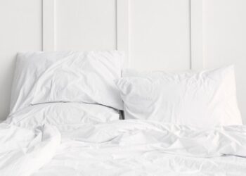 Miegate dviese – bet vis trūksta antklodės? Kada verta rinktis dvi atskiras ir kodėl tai netgi pagerina santykius