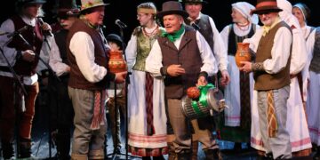 Dainų, šokių ir šypsenų kupina popietė: „Žibinyčiai“ – 20 metų!