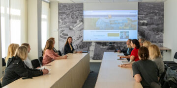 MRU Sūduvos akademijos socialinio darbo studentės lankėsi Marijampolės savivaldybės Socialinių paslaugų skyriuje