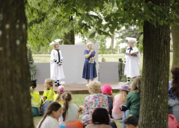 Startuoja teatralizuotų garsinių pasakų skaitymų sezonas Marijampolės Vytauto Didžiojo parke