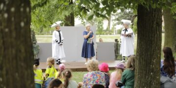 Startuoja teatralizuotų garsinių pasakų skaitymų sezonas Marijampolės Vytauto Didžiojo parke