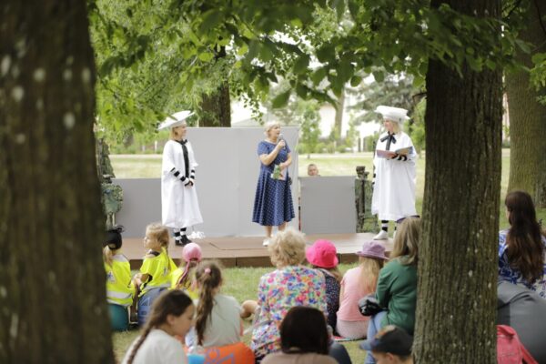 Startuoja teatralizuotų garsinių pasakų skaitymų sezonas Marijampolės Vytauto Didžiojo parke