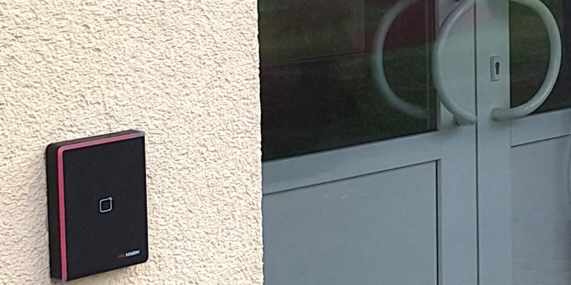 Gimnazijoje ir progimnazijoje šiuo metu jau veikia praėjimo kontrolės sistema