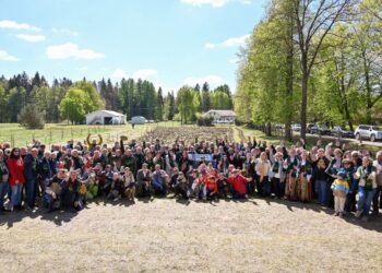 Tęsiamas ąžuolyno sodinimas Ukrainos karo aukų atminimui