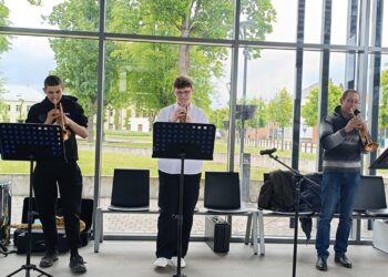 atvės muzikos diena Kalvarijoje - muzika užliejo autobusų stotį!