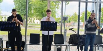 atvės muzikos diena Kalvarijoje - muzika užliejo autobusų stotį!