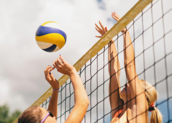 Paplūdimio tinklinis ir uždarų patalpų tinklinis: Kas daro kiekvieną žaidimą unikalų?