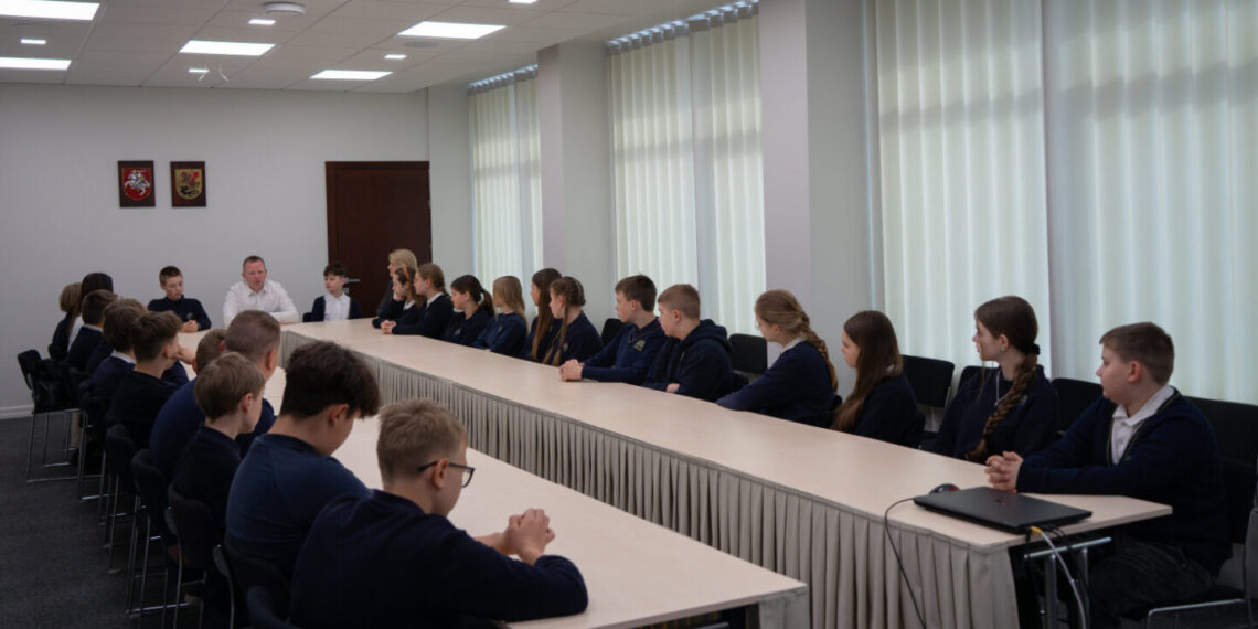 Marijampolės savivaldybėje lankėsi Marijampolės „Šaltinio“ progimnazijos šeštokai