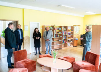 Dėmesys švietimo įstaigoms – savivaldybės vadovai apsilankė Marijampolės „Saulės“ pradinės mokykloje