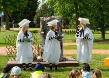 Vytauto Didžiojo parke startavo teatralizuotų garsinių pasakų skaitymų sezonas